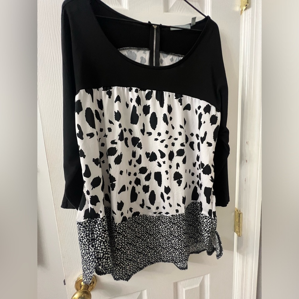 NY Collection 1X Top. Smoke free home. No visible signs of wear/stains.